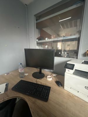 Ensemble de mobilier de bureau dont : - Photo 1