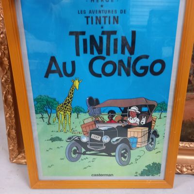 une photo d'une photo d'une voiture avec une girafe en arrière-plan