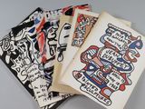 quatre cahiers aux motifs variés posés sur une table