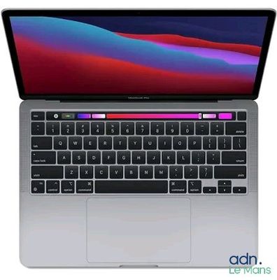 un gros plan d'un ordinateur portable avec un clavier sur fond blanc