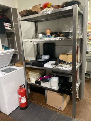 une cuisine équipée d'un lave-linge, d'un sèche-linge et d'un réfrigérateur