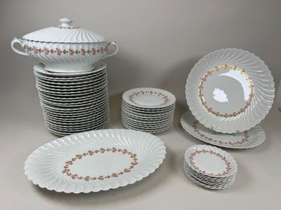 plusieurs assiettes et bols posés sur une table