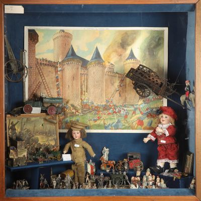 une photo montrant un assortiment de jouets dans une vitrine-cadre