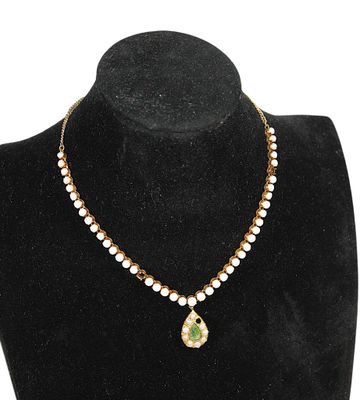 COLLIER en argent doré serti griffes de perles avec médaillo…