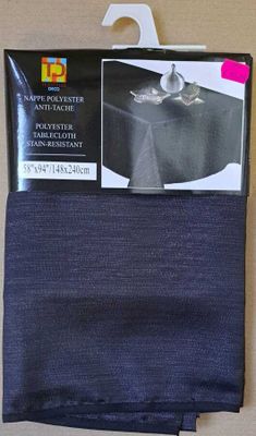 l'emballage d'une nappe sur laquelle est posée une nappe noire