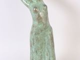 statue d'une femme tenant une fleur dans sa main droite