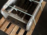 une palette en bois sur laquelle est posé un conteneur métallique