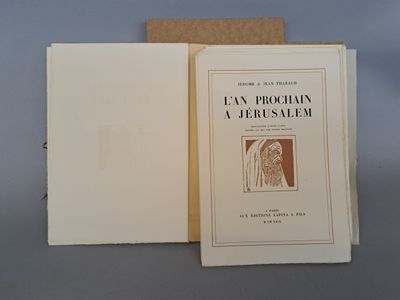 deux livres posés l'un à côté de l'autre sur une table