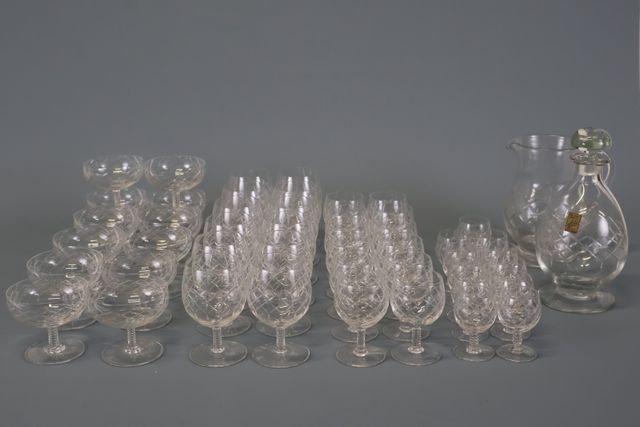 Partie de service de verres en cristal taillé comprenant : 12 cou...