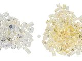 On voit deux morceaux de verre blanc et jaune sur un fond blanc