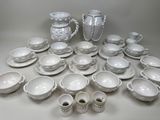 beaucoup de vaisselle et de tasses blanches sur la table