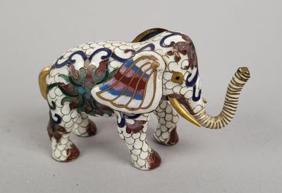une figurine d'éléphant décorée de fleurs