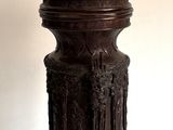 une statue représentant un homme et une femme au sommet d'un socle