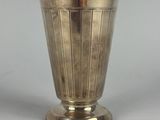 un vase en argent posé sur une table