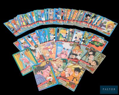 une pile de cartes d'anime empilées les unes sur les autres