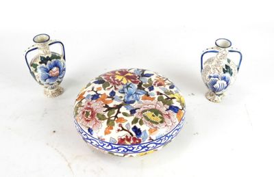 trois vases posés l'un à côté de l'autre sur une table