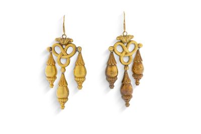 paire de boucles d'oreilles en bois sculpté et laiton sur fond blanc
