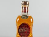 La bouteille de Cardhu est posée sur une surface blanche.
