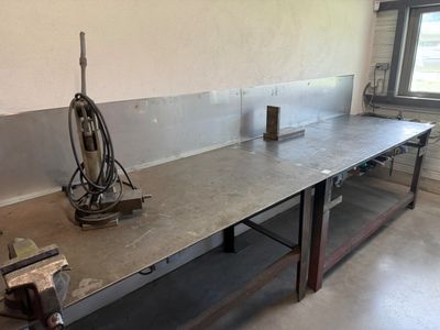 un établi au milieu d'une pièce en cours de rénovation