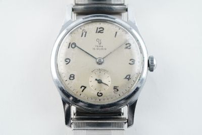 une montre-bracelet en argent avec un cadran blanc sur une surface blanche