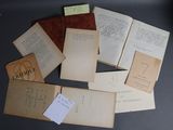 de nombreux livres anciens posés sur une table