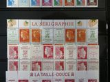 une photo d'une photo montrant des timbres accrochés au mur
