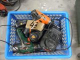 un panier bleu rempli de différents types d'outils électriques