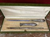 une boîte contenant un couteau, un stylo et un couteau