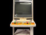 une vieille console de jeux vidéo posée sur un téléviseur