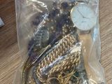 un sac rempli de bijoux en or et en argent posé sur une table