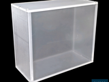 une boîte en plastique transparent sur fond noir