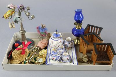 Lot d'accessoires de poupée comprenant PRESENTOIR à chapeaux…