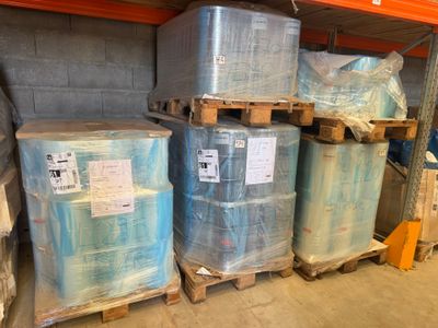 de nombreuses palettes de plastique emballées dans un entrepôt