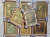 de nombreuses photos encadrées de militaires accrochées au mur
