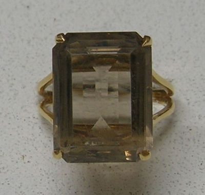 une image d'une bague sertie d'un quartz fumé