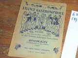 une feuille de papier posée sur une table, à laquelle est fixée une autre feuille de papier