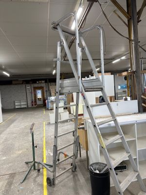 une échelle posée au milieu d'une pièce