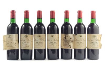 six bouteilles de vin rouge alignées