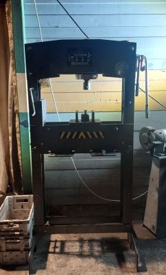 une machine qui se trouve dans un garage