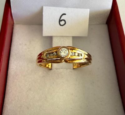 Bague solitaire en or jaune sertie d'un diamant en serti clo…