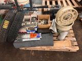 une pile d'objets assortis sur une palette