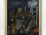 un miroir posé sur une table devant une chaise