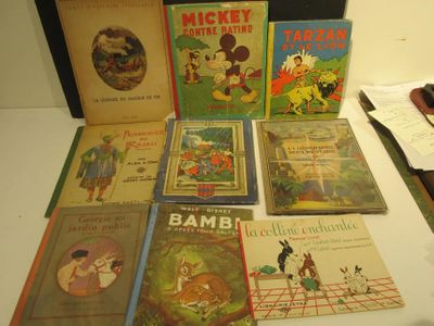 de nombreux livres pour enfants posés sur une table blanche