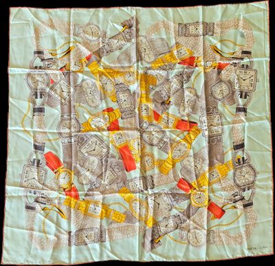 CARTIER - Carré en soie "Must" à décor de montres sur fond v…