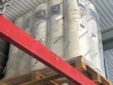 une grande pile de rouleaux de papier toilette posée sur une palette
