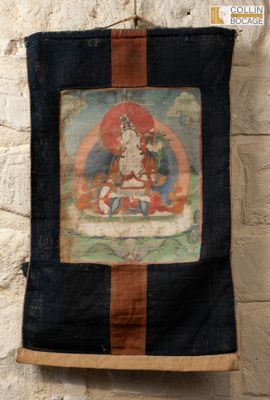 une image représentant un tableau accroché au mur d'un immeuble