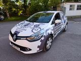 une voiture blanche ornée d'un motif, garée sur un parking