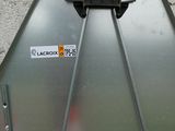 une image représentant un objet métallique sur lequel est collé un autocollant