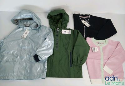 Plusieurs vestes sont alignées sur une surface blanche