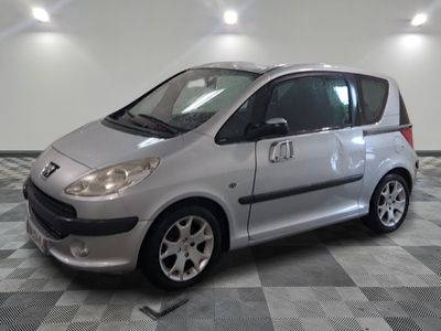 une voiture argentée garée dans une pièce